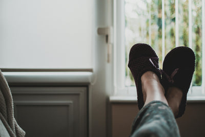 Pourquoi porter des chaussons à la maison est essentiel pour votre confort et votre bien-être