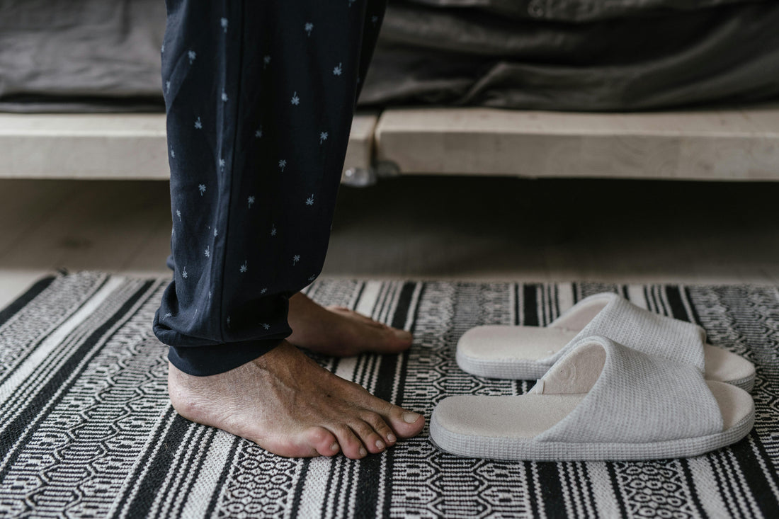 Chaussons à la maison ou pieds nus : lequel est le meilleur pour vos pieds ?