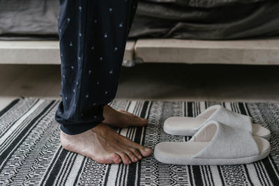 Chaussons à la maison ou pieds nus : lequel est le meilleur pour vos pieds ?