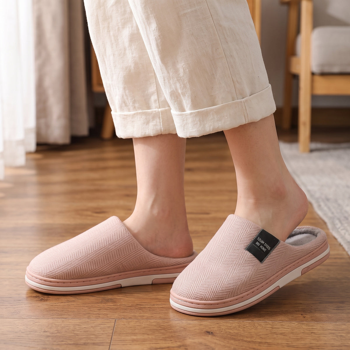 Chaussons femme Cosy pêche à chevrons portés sur parquet