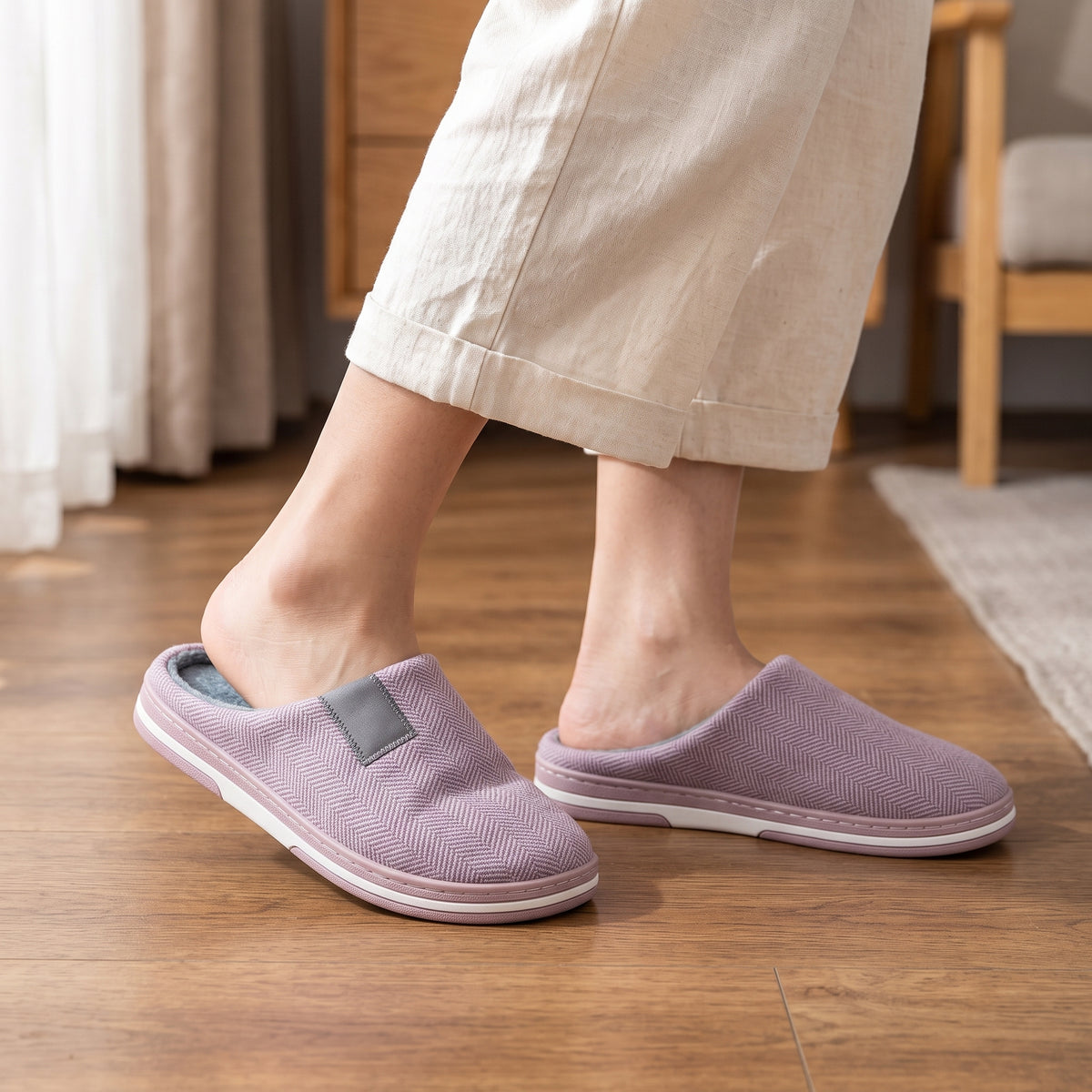 Chaussons femme Cosy violet à chevrons portés sur parquet