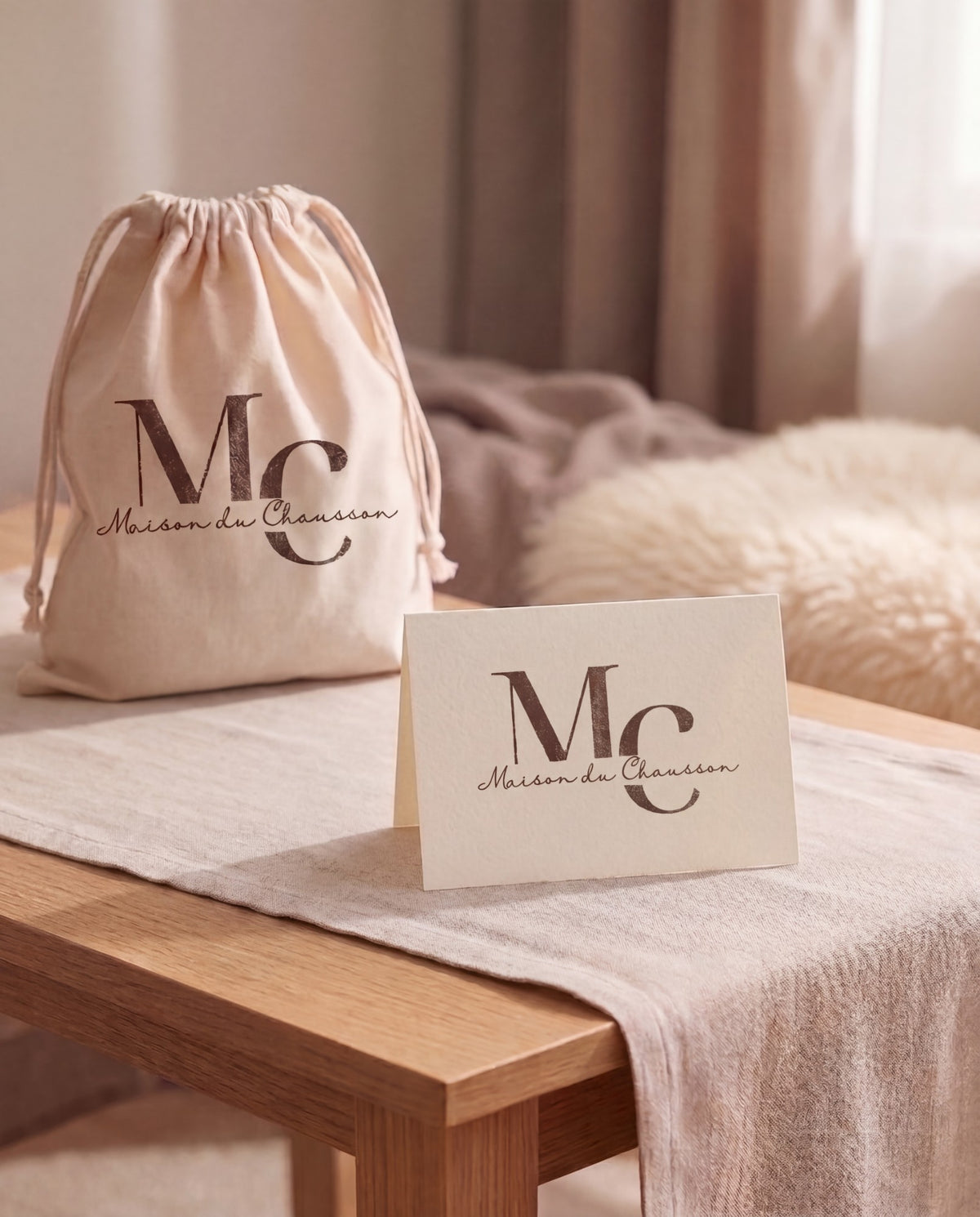 Pochon en coton et carte au monogramme Maison du Chausson, offerts avec vos chaussons